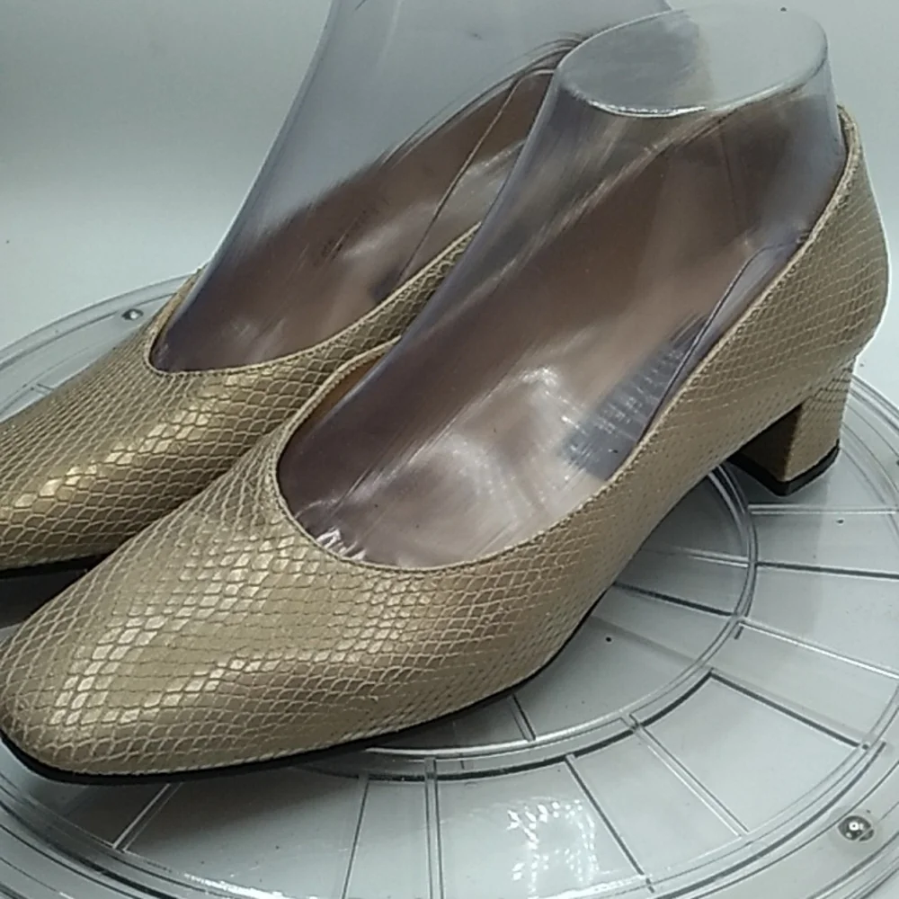 Stuart Weitzman gold faux snakeskin 8AA narrow